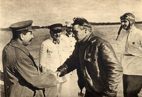 Сталин, Ворошилов, Каганович, Чкалов и Беляков. Встреча после перелёта на Дальний Восток. Щёлковский аэродром, 10 августа 1936 г.