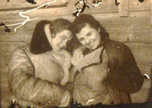 Ориентировочно декабрь 1942 - январь 1943 г. г. Гарина М.О с подругой - певицей ансамбля на хуторе Вертячий Сталинградской обл.