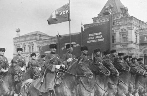 Кубанские казаки на первомайском параде в 1937 г.