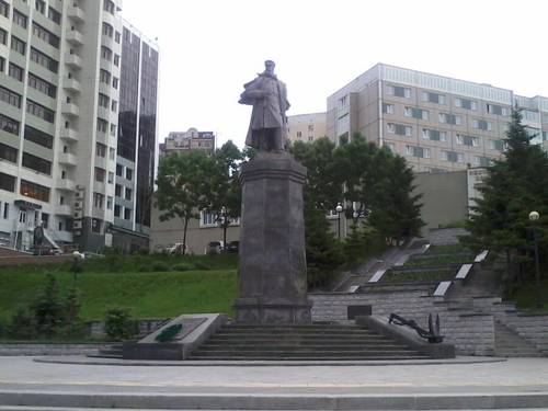 Памятник С. О. Макарову во Владивостоке