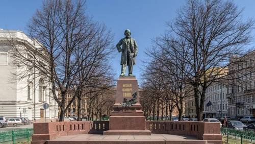 Монумент Глинке на Театральной пл. рядом с Мариинским театром и консерваторией в Петербурге