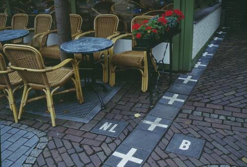 Пограничное кафе, в котором между столиками проходит граница между Бельгией и Нидерландами