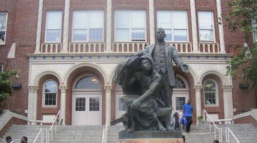 Средняя школа Кинга. Была названа в честь просветителя-афроамериканца Букера Т. Вашингтона