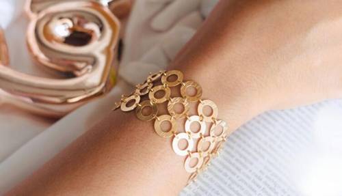 Как носить золотой браслет? Изящное украшение для завершения образа