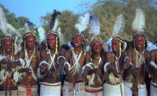 Конкурсанты из этнической группы водабе поют и танцуют, выставляя напоказ белизну своих глаз и зубов. Нигер. 1997 г.