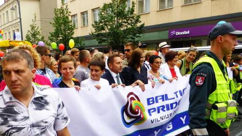 Колонна демонстрантов готова начать гей-парад
