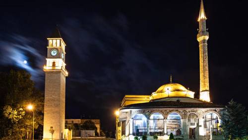 Вид на мечеть в Тиране