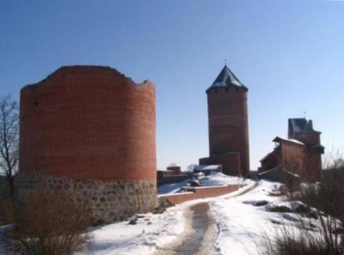 На переднем плане - башня ворот северного форбурга (предзамка). Правее неё - западная стена цвингера (части крепости между её наружной и внутренней стенами)