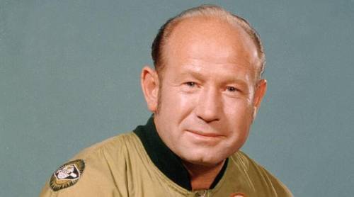 Чем прославился Алексей Леонов?