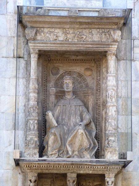 Памятник Плинию в Комо. XV век