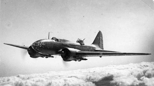 Советский дальний бомбардировщик Ил-4, оборудованный пламегасителями, в полете