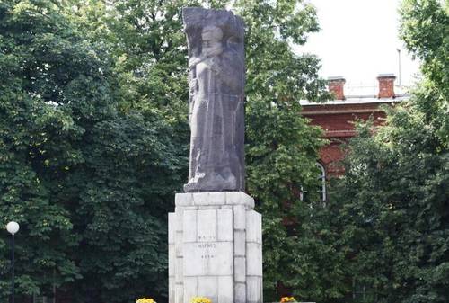 Старенький, но удивительно приятный памятник Карлу Марксу