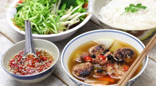 Какие продукты и блюда популярны во вьетнамской кухне?