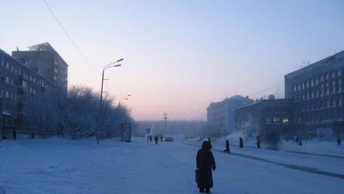 Воркута, ул. Ленина. Справа - Дворец пионеров (д.47), прямо - пл. Юбилейная