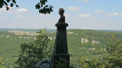 Памятник Вильгельму Гауфу около замка Лихтенштейн недалеко от Штутгарта