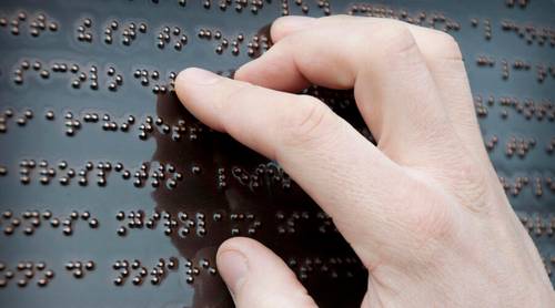 Как на различные поверхности наносят текст шрифтом Брайля?