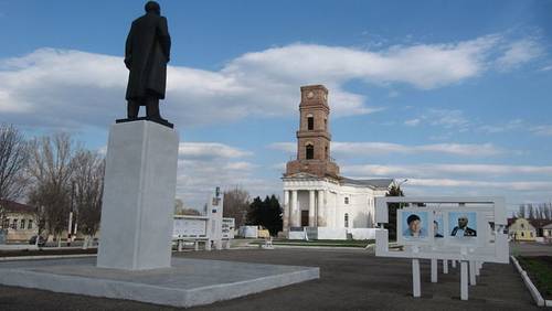 Памятник Ленину и лютеранская церковь на центральной площади города