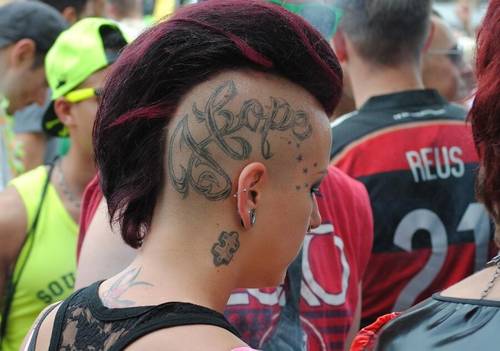 Татуировка на голове - это модно?