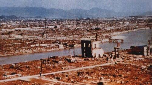 Вид с воздуха на Хиросиму, разрушенную взрывом американской атомной бомбы