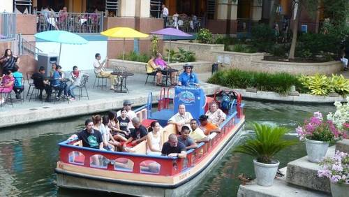 Прогулочная набережная River Walk и «баржа» с туристами