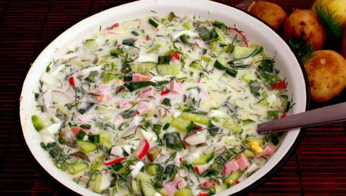 Окрошка на айране с огурцами, редисом и докторской колбасой, сервированная с молодым картофелем в мундире