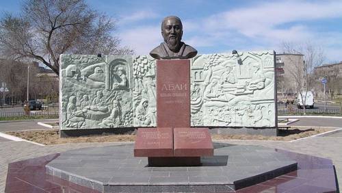 Памятник Абаю Кунанбаеву в городе Байконур