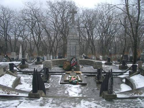 Захоронение нижних чинов крейсера «Варяг» на Морском кладбище Владивостока