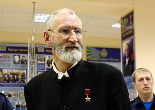 Кто из Героев Советского Союза принял монашеский постриг?