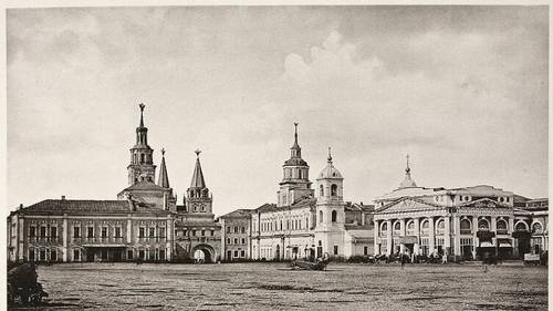 Здание Земского приказа на Красной площади — слева, было было снесено в 1874 г. для постройки здания Исторического музея