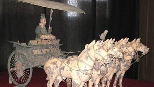 Зонт на колеснице из т.н. «терракотовой армии» китайского императора Хуан-ди.