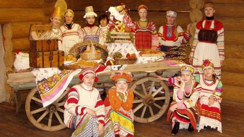 Фольклорный ансамбль «Берегиня-фолк» на выступлении в Русской деревне Шуваловка, 2006 г.