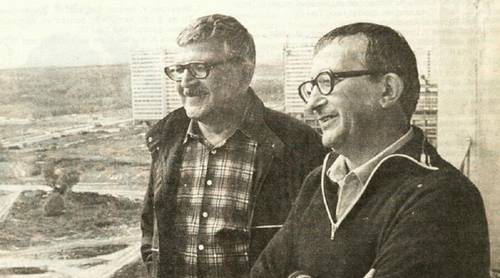 Аркадий и Борис Стругацкие на балконе московской квартиры Аркадия Стругацкого. 1980-е г