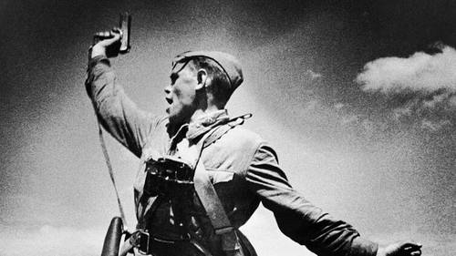 Комбат ведёт в атаку своих солдат, Украина, 1942 г.