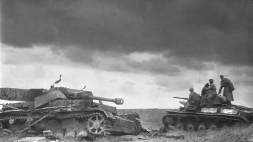 Советский легкий танк Т-70 проходит мимо уничтоженного немецкого среднего танка Pz.Kpfw. IV. Курская дуга