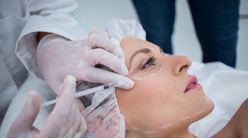 ​Как выглядеть моложе без радикальных вмешательств? Разбор возможностей косметологии