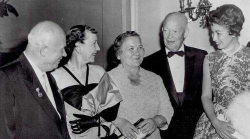 Нина Кухарчук (в центре), Никита Хрущёв и 34-й президент США Дуайт Эйзенхауэр в Вашингтоне, 17 сентября 1959 г.