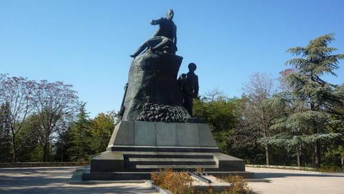 Памятник Корнилову на месте его смертельного ранения. Внизу справа матрос РИФ Пётр Кошка
