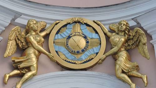 Ангелы, держащие знаки ордена Святого Апостола Андрея Первозванного над входом в Андреевский собор в Петербурге