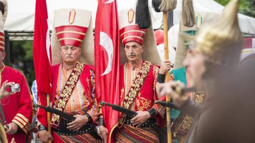 Воины в янычарских костюмах во время Турецкого фестиваля в Бухаресте
