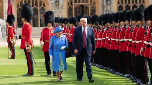 Елизавета II и президент США Дональд Трамп на территории Виндзорского замка, 13 июля 2018 г.