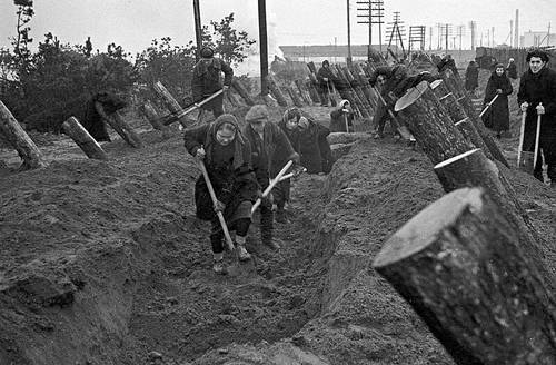 Москвичи на строительстве оборонительных сооружений