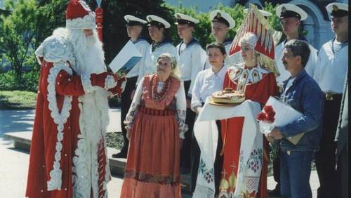 Дед Мороз приветствует Меньшикова на проводах в Великом Устюге