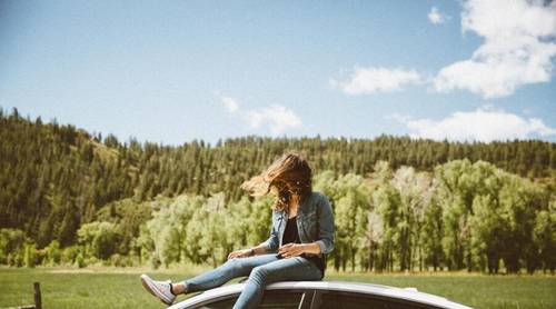 Изменение приоритетов: почему молодые люди предпочитают путешествия и развлечения вместо накопления на жилье?