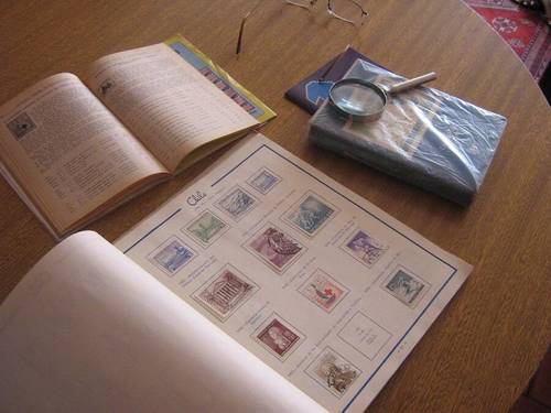 Атрибуты филателиста — альбом для марок, каталоги почтовых марок и лупа