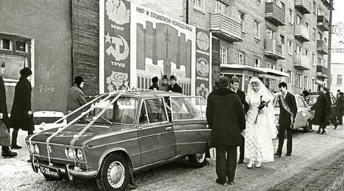 Исторические фото. Свадьба на фоне плаката «Мир и социализм неразделимы». 1980-е гг.