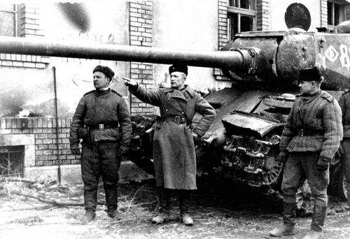 Советские командиры возле тяжелого танка ИС-2