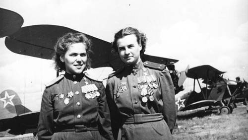 Советские летчицы Руфина Гашева и Наталья Меклин у самолетов По-2