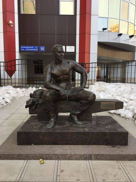 Памятник электромонтёру в Сыктывкаре