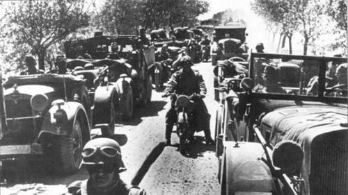 Колонна техники 17-й танковой дивизии вермахта на марше летом 1941-го г.