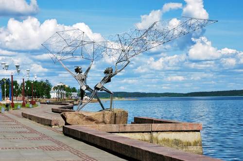 Скульптура «Рыболовы» на берегу Онежского озера в Петрозаводске